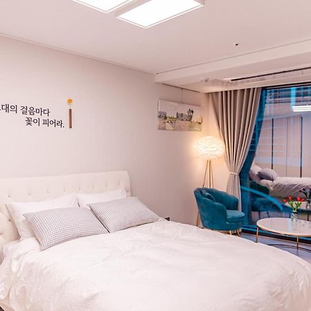 Aparthotel Lotte Castle Marina Yeosu Esterno foto