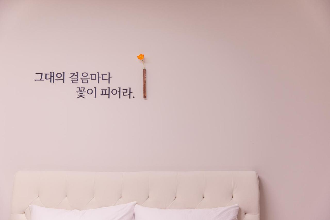Aparthotel Lotte Castle Marina Yeosu Esterno foto